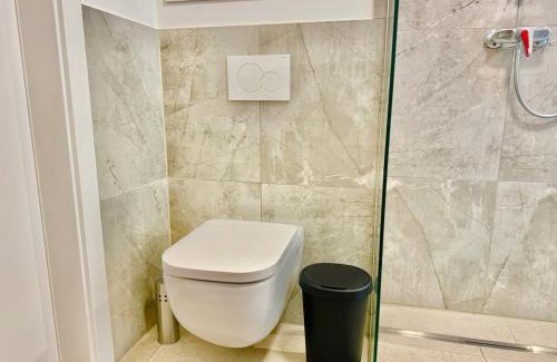 Wiener Neudorf Apartamento | Modern Apartment with Balcony near SCS