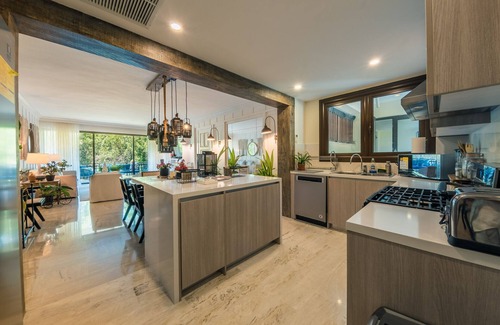 Puerto Bahia Apartamento | Modern apartment with lake view in El Portillo QB