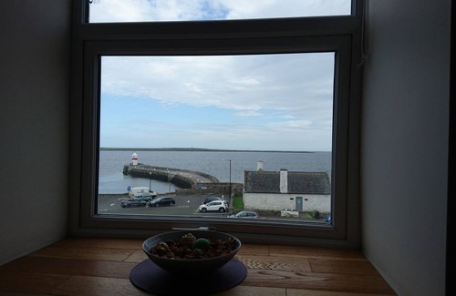 Castletown Apartamento | Apartamento moderno con vistas a la bahía y al castillo. WiFi gratis + Netflix.