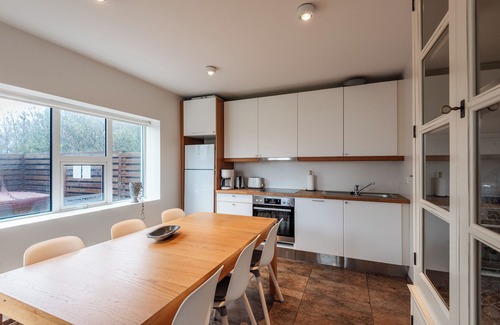 Stokkseyri Apartamento | Modern Apartment with contemporary art & hot tub