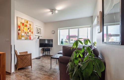 Stokkseyri Apartamento | Modern Apartment with contemporary art & hot tub