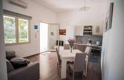 Montevago Apartamento | Apartamento moderno con piscina, jardín, wifi, terraza, barbacoa, aire acond.