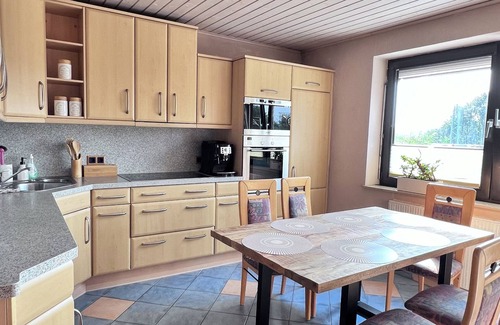 Dinslaken Apartamento | Modern apartment with terrace, 15min Centro NETFLIX