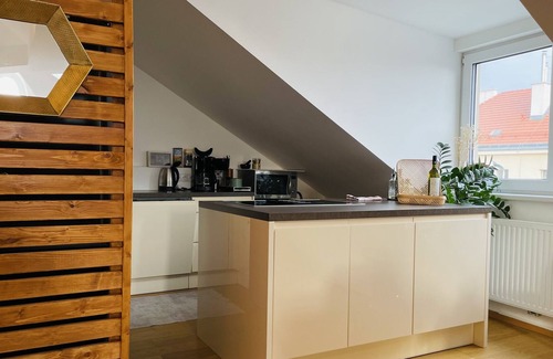 Penzing Apartamento | Modern apartment with distant views and garage