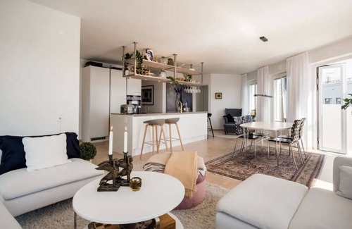 Nacka Apartamento | Modern apartment with large terrace and outdoor spa