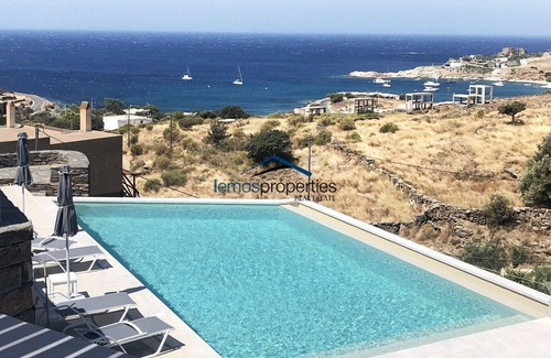 Koundouros Apartamento | moderno apartamento con piscina y vista al mar ideal para una familia o grupo de amigos