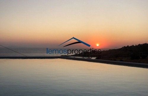 Koundouros Apartamento | moderno apartamento con piscina y vista al mar ideal para una familia o grupo de amigos