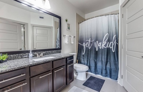 Washington Ave./ Memorial Park Apartamento | Modern Apartment with WiFi, pool and fitness room in vibrant Houston