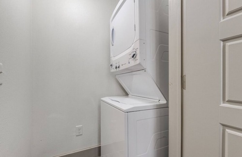 Washington Ave./ Memorial Park Apartamento | Modern Apartment with WiFi, pool and fitness room in vibrant Houston