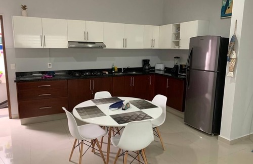 Zona Dorada Condominio | Apt moderno 1er nivel con azotea a 5 min de la playa. (WiFi, cable, aire acondicionado, caldera)