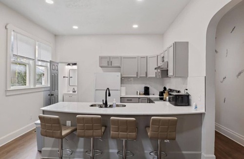 Herron Morton Casa | Modern Apt. | Downtown Charm | Ideal Location