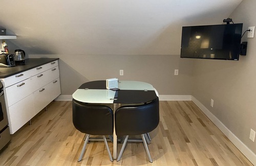 South River City Apartamento | Modern Efficiency Apartment cerca de SOCO con bicicletas - Se admiten perros