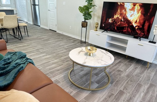 Brownsville Condominio | Modern apt/King bed/Free parking/Wi-fi