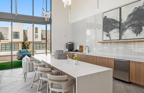 Lee's Summit Apartamento | Modern Apt. Lee's Summit Oasis + EV Charger, Shops, Dining, Park, Gym, & Freeway