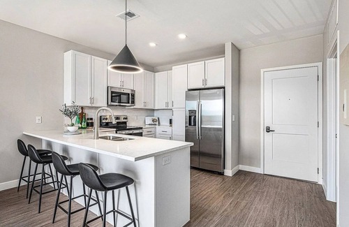 Lee's Summit Apartamento | Modern Apt. Lee's Summit Oasis + EV Charger, Shops, Dining, Park, Gym, & Freeway