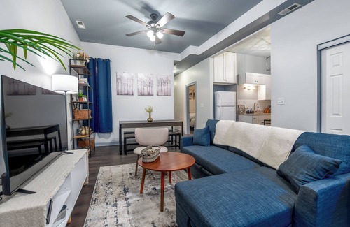 Woodlawn Condominio | Modern Apt Near U of Chicago!