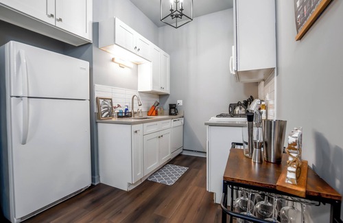 Woodlawn Condominio | Modern Apt Near U of Chicago!
