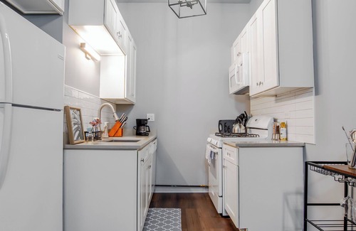 Woodlawn Condominio | Modern Apt Near U of Chicago!