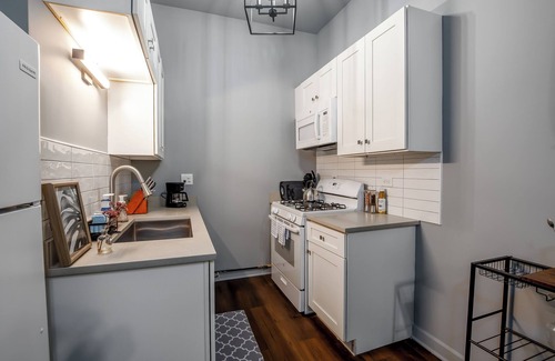 Woodlawn Condominio | Modern Apt Near U of Chicago!