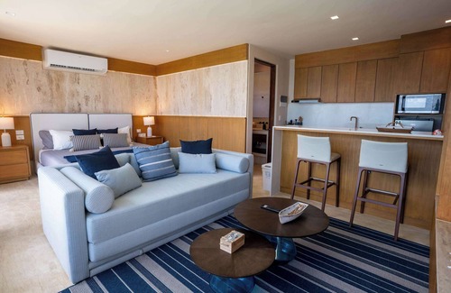 Isla Mujeres Apartamento | Modern Apt with Private Roof Garden & Pool