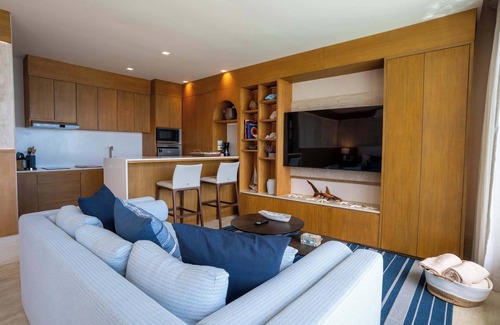 Isla Mujeres Apartamento | Modern Apt with Private Roof Garden & Pool