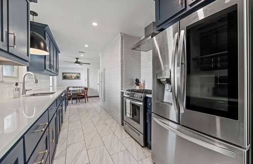 Buckner Terrace - Everglade Park Casa | Modern Art House: 3-Bedroom Home Private Pool!