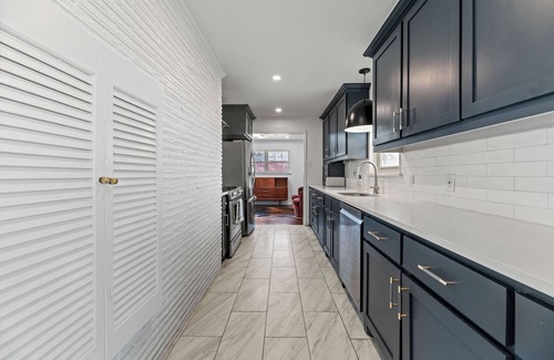 Buckner Terrace - Everglade Park Casa | Modern Art House: 3-Bedroom Home Private Pool!