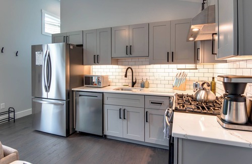 Oakley Casa | Modern Asheville home brand new! Your perfect mountain getaway awaits! n