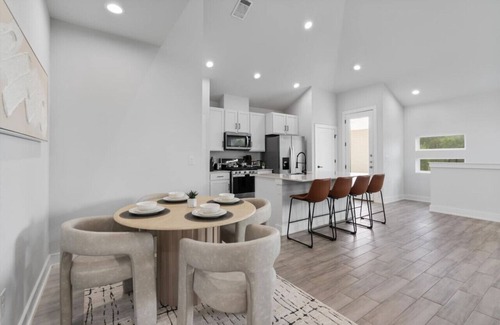 University Hills and Windsor Park Casa | Luxurious Hidden Gem - Downtown Access - Balcony