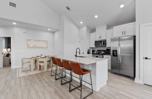 University Hills and Windsor Park Casa | Luxurious Hidden Gem - Downtown Access - Balcony