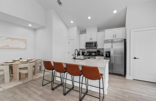 University Hills and Windsor Park Casa | Luxurious Hidden Gem - Downtown Access - Balcony