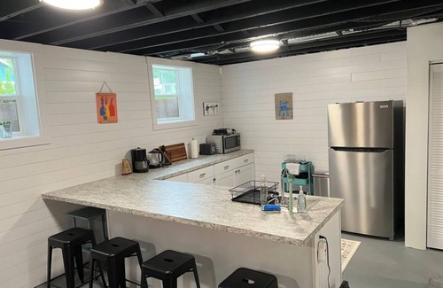 Piedmont Apartamento | Modern basement apartment one block from Peninsula Park!