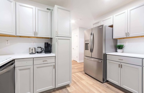 Greensboro Apartamento | ‼️Modern Basement Suite‼️ | 2BR Sofa Bed, Parking