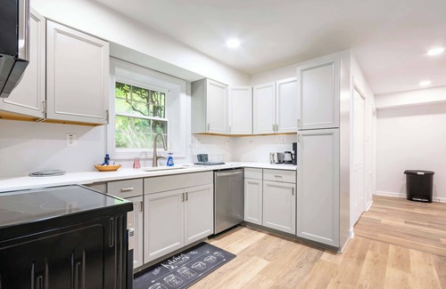 Greensboro Apartamento | ‼️Modern Basement Suite‼️ | 2BR Sofa Bed, Parking