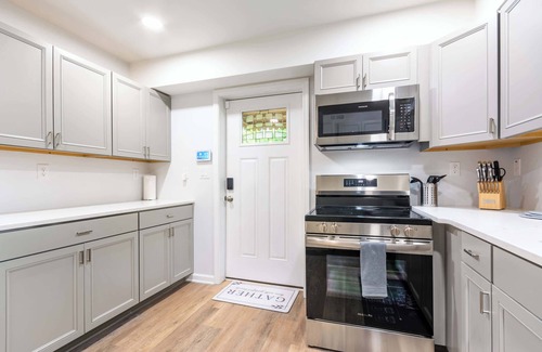 Greensboro Apartamento | ‼️Modern Basement Suite‼️ | 2BR Sofa Bed, Parking