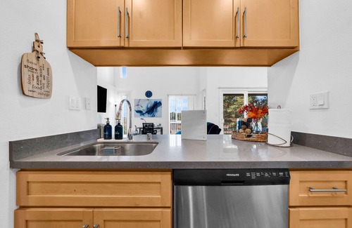 Hayward Casa | Cozy Home in Hayward Hills, close to San Francisco! Ocean 10 MINS AWAY by Car 🐳
