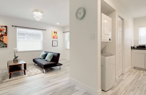 Ballast Point Apartamento | Modern Bayshore Home