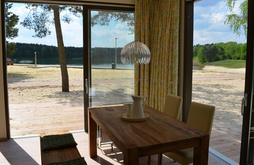 Sassenburg Casa | Bungalow de playa moderno con vista directa al lago