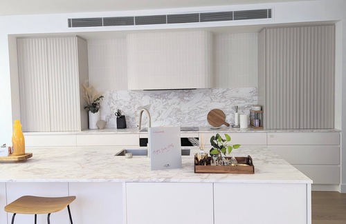 Corlette Casa | Modern Beach Haven, hot Tub and Sauna ,6 minutes to beach or Market