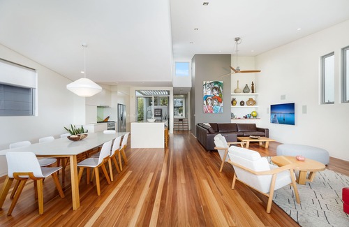 North Curl Curl Casa | Modern Beach House: 3 minutos a pie de la playa y 9 minutos a pie de tiendas / restaurantes