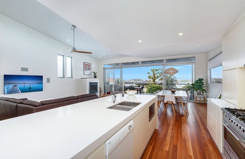 North Curl Curl Casa | Modern Beach House: 3 minutos a pie de la playa y 9 minutos a pie de tiendas / restaurantes