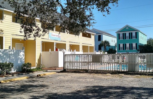 Surfside Beach Condominio | Moderna propiedad de playa recientemente actualizada