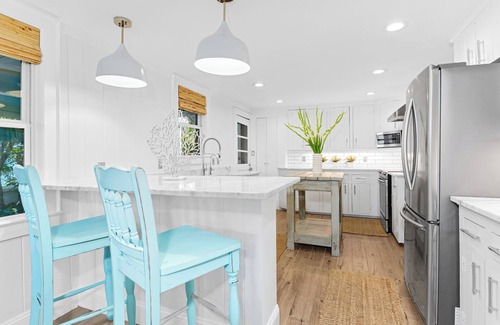 Wrightsville Beach Cabaña | Renovado Beachside Cottage pasos del mar!