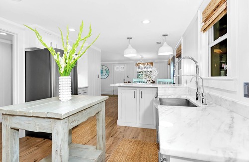 Wrightsville Beach Cabaña | Renovado Beachside Cottage pasos del mar!