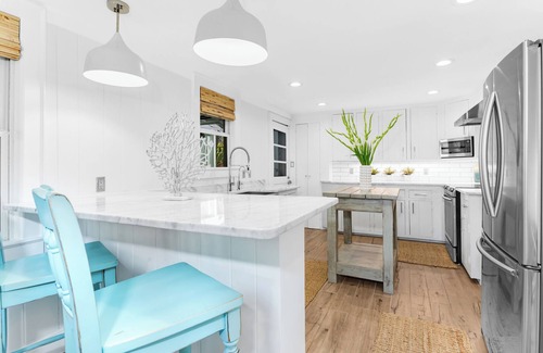 Wrightsville Beach Cabaña | Renovado Beachside Cottage pasos del mar!