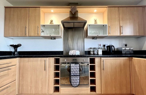 Crynant Apartamento | Modern Beachfront Bliss with Spectacular Views