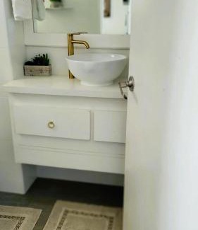 Ocho Rios Apartamento | Modern Beachfront Condo with Stunning Sea Views