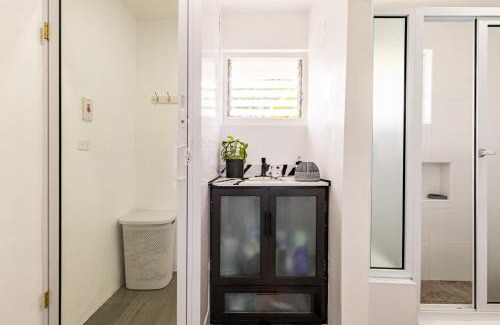 Ocho Rios Apartamento | Modern Beachfront Condo with Stunning Sea Views
