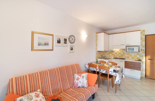 Bibione Lido del Sole Apartamento | Moderno apartamento vacacional en primera línea de playa con piscina
