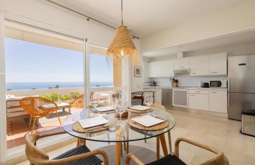 Urbanizacion Costabella Apartamento | Modern beachside Penthouse with amazing sea views in Costabella, Marbella